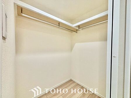 【各居室にしっかり】居室にはクローゼットを完備し、自由度の高い家具の配置が叶うシンプルな空間です。お子様の成長に必要となる子供部屋を与えるにはぴったりの間取りですね。