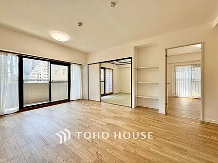 【快適な住空間】家族の暮らしに思いを馳せて、日常のワンシーンを表現したリビングダイニング。「ホワイトナチュラル」のテイストが、自然体で過ごせる心地良さを生み出しています。