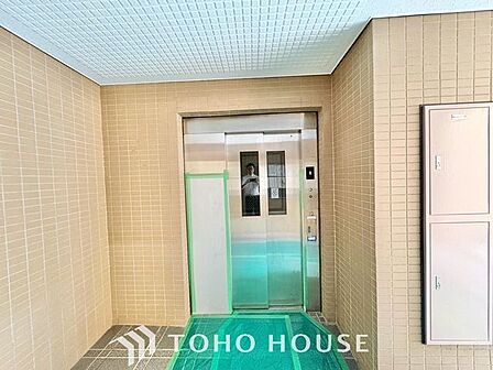 【エレベータ付き物件】重い荷物などがあるときや、お子様をベビーカーで運ぶときなどに大変便利です。足腰の悪い方には欲しい設備です。