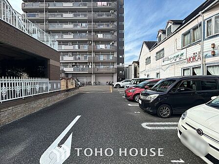 【愛車と過ごす、ゆとりある毎日を】敷地内に専用駐車スペースを確保。月極駐車場を探す手間や雨の日の移動ストレスから解放されます。出し入れしやすい空間が、あなたのアクティブなカーライフを足元から支えます。