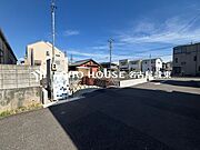 【街に溶け込む、新しい邸宅の誕生を最前列で】美しい外観デザインが姿を現し始める、建築中ならではの期待感。足場が外れた瞬間の感動は格別です。工事中でも内覧予約受付中。