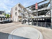 【愛車と過ごす、ゆとりある毎日を】敷地内に専用駐車スペースを確保。月極駐車場を探す手間や雨の日の移動ストレスから解放されます。出し入れしやすい空間が、あなたのアクティブなカーライフを足元から支えます。