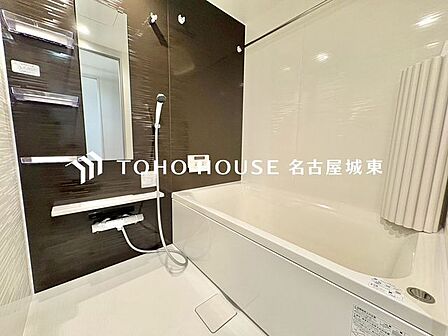 【癒しのバスタイム】一日の疲れを癒すための浴室はゆとりあるサイズを採用。保温機能付き、汚れをはじく有機ガラス系の新素材を採用した浴室。美しく機能的な設備を採用しています。