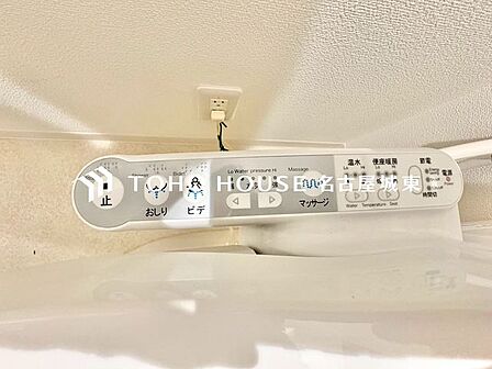 【温水洗浄機能付トイレ】温水洗浄便座は日本が誇るトイレ文化のひとつです。各家庭にも当たり前になりつつある設備のひとつです。お住まい購入時は新しいトイレで気持ちよく。