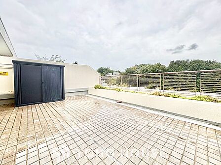 【やわらかい街の風】頬をなでる優しい風を感じることが出来るバルコニー。つい深呼吸をしたくなる気持ちの良い眺望はこのお部屋の自慢です。洗濯物を干すスペースとしても十分な広さがあります。
