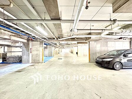 【もう駐車場探しに迷わない】マンション内敷地内にゆとりある駐車スペースを確保。近隣の月極駐車場を探す手間や、雨の日の移動ストレスから解放されます。大切な愛車を、より身近で安心できる場所に。