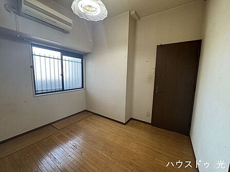 ■□玄関入って右側の洋室5.3帖です□■