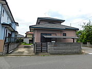 【駐車場】前面道路は車通りの少ない道路で幅員があり車庫入れも安心です。 前面道路は車通りが少なく車庫入れも安心
