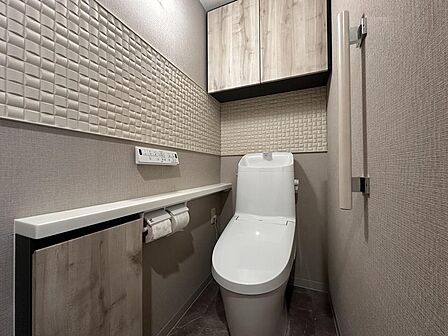 機能性に優れた節水トイレを採用しております。上部にはトイレットペーパーや掃除用具のストックに便利な吊戸棚が設置されています。