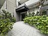 エントランス：エントランスから入口にかけて続くアプローチは、植栽の豊かな緑が都会の喧騒を和らげます。