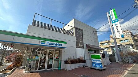 ファミリーマート　北落合二丁目店 690m