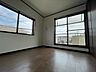 寝室：柔らかな日差しが入る洋室は落ち着いた雰囲気のお部屋です。ベッドを置いてゆったりと心も体も休まるお部屋へ。