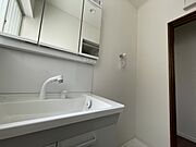 洗面室のある脱衣所は広々。脱いだお洋服をそのままお洗濯。