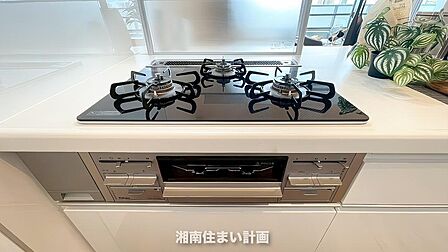 <ガスコンロ>複数の調理が同時に叶う3口ガスコンロ。グリル付きで効率良くお使いいただける設備です