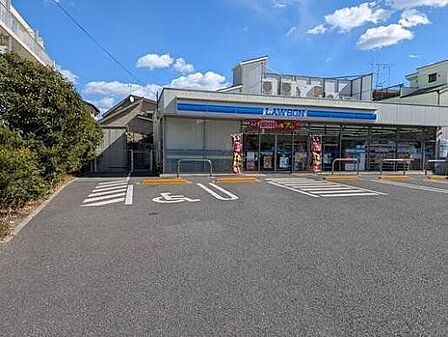 ローソン北小岩四丁目店 徒歩3分。24時間いつでも気軽に買い物ができ、毎日の生活が格段に便利になります。また、ATM・コピー機・Loppi端末など多彩なサービスが利用可能 240m