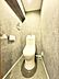 トイレ：トイレは落ち着く暖かい色合いの壁紙になっています。ウォシュレットのついた温水洗浄便座のトイレです。暖房便座、脱臭、乾燥機能などを搭載し、トイレットペーパーの使用量を減らして清潔を保ちます。