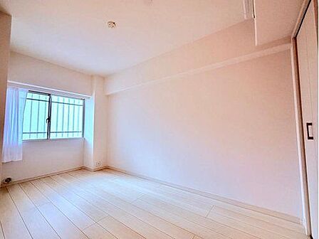 ベッドを配置しても十分な広さを確保できる寝室です♪住んでから後悔しないために、そして何よりゆっくりと安眠できるよう、居心地がよく快適に過ごせる寝室の空間づくりにこだわりましょう。