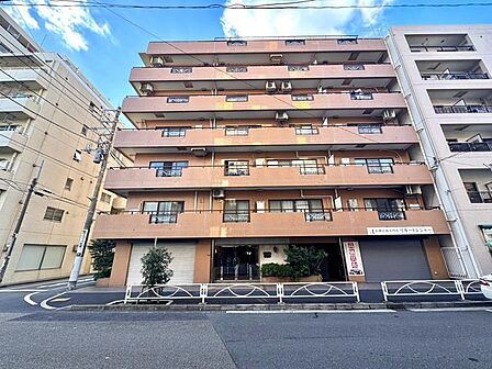 雷門や浅草寺をはじめとする観光名所が身近にありながら、スーパーやコンビニ、飲食店が揃う暮らしやすい住環境です。