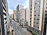 その他：バルコニーからは周辺の建物や道路を見渡せる眺望が広がります。視界が抜けた方向もあり、室内とは異なる開放感を感じながら、街並みを身近に感じられる住まいです。