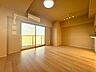室内：やさしい色合いの内装が落ち着いた住空間を演出します。大きな窓から自然光が差し込み、明るく心地よい雰囲気です。家具のレイアウトもしやすく、多彩な暮らし方に対応できます。