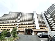 セキュリティーや設備が充実した日当たり良好マンション登場！！植栽に囲まれたエントランスは落ち着きを与えます。 市街地が近く、スーパーや小学校も徒歩圏内です！
