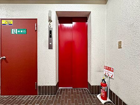 お部屋や各階への移動を快適にするエレベーター付きマンション。重い荷物を持っている日や買い出し後のお買い物帰りも、スムーズな館内移動を実現します。