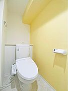 温水洗浄便座付きトイレです。優れた節水効果や汚れが付きにくい便座など、ほしかった機能が揃ったウォシュレット一体型トイレです。トイレ内だからこそ明るいクロスで気分転換♪