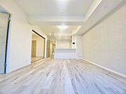 広々としたリビングは自然光がたっぷり差し込み、明るく開放感のある空間です！家具の配置もしやすく、家族が自然と集まりやすい居心地の良い住まいを実現できる設計となっています♪