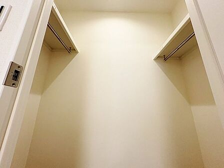 余分なものをまとめて収納してお部屋の中をすっきりできるウォークインクローゼット。衣類等まとめて管理がしやすく、スーツケースやゴルフバッグ、スキー用品といった大型用品や季節品まで収納が可能です。