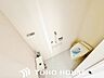 トイレ：ホワイトを基調とした、清潔感あふれるシンプルなトイレ空間。限られたスペースながらも、お手入れのしやすい床材やクロスが採用されており、日々の掃除がスムーズに行える機能的な造りに仕上がっています。