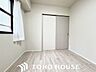 洋室：うららかな陽射しがどのお部屋にも降り注ぎますように、快適さを追求した間取設計。得難い立地環境での生活を恵みの豊かな永住の地へと変えてくれます。