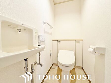 清潔感あるホワイト調のクロスと温もり溢れるモダンカラーの床材が見事に調和した本邸宅は、毎日の生活を少しでも快適に過ごして頂ける様に落ち着いた雰囲気作りから行っています。