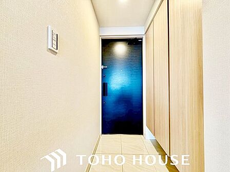上質感漂う玄関へのアプローチ。家族の帰りを待ち、訪れる方を優しく迎える。そんな安らぎに満ちた生活空間を予感させる生活イメージが湧き出てきそうな物件です。