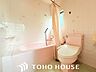 トイレ：ウォシュレット機能付きのトイレは、収納が付いて実用性も兼ね備えた造り。