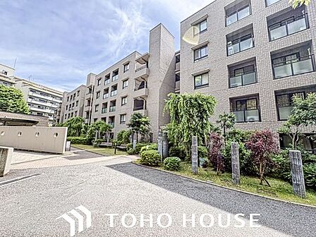 高台で周辺は緑に囲まれたマンションです。