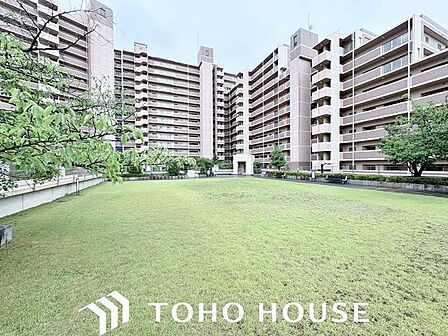重厚感溢れるエントランスは、マンションの一つの特徴でもあります。その穏やかな佇まいに、訪れる方々は圧倒されるはず。オーナーとしてのステータスと市内アクセスの利便性を貴方の手に。