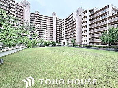 外観：重厚感溢れるエントランスは、マンションの一つの特徴でもあります。その穏やかな佇まいに、訪れる方々は圧倒されるはず。オーナーとしてのステータスと市内アクセスの利便性を貴方の手に。