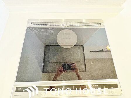 IHコンロはほぼ平面なので、拭き取るだけでOKです。毎日使った後にサッと拭き取るだけなので、分解したりする必要も無く、キッチンを清潔に保つことが出来ますね。