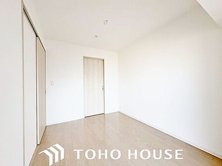 住まう方自身でカスタマイズして頂けるように「シンプル」にデザインされた室内。家具やレイアウトでお好みの空間を創り上げられます。