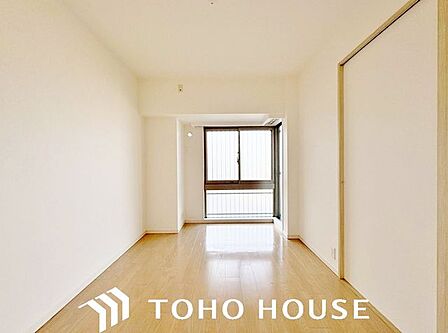 大きな窓からたっぷりと陽光が注がれる明るい空間。家族の成長に対応できる永住仕様の間取り。一日の疲れをいやしてくれる主寝室。時を忘れて過ごす場所として過ごせるお部屋。