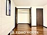 子供部屋：1F洋室。居室にはクローゼットを完備し、自由度の高い家具の配置が叶うシンプルな空間です。お子様の成長と必要になる子供部屋を与えるにはぴったりの間取りですね。