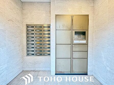宅配ＢＯＸ標準装備。夫婦共働きで家にいる時間が短い、ネット注文が多く受け取りの時間を気にしたくない・・・何かと便利にお使いいただけます！