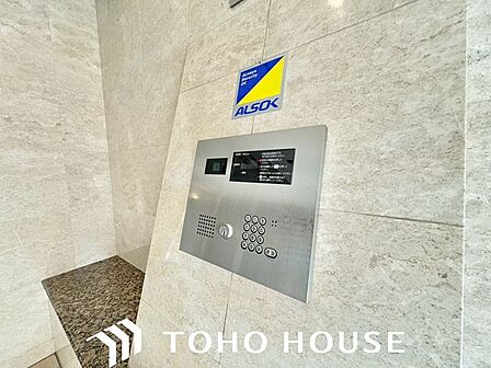 メインエントランスは低層マンションの贅を彷彿させるような佇まいとなっております。お住まいになられる方を考慮し、階段とスロープを設けているのも素敵です。