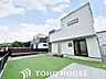 その他：陽光を効率よく取り込めるよう、窓の配置や建物の形状に配慮された設計。外からの視線を適度に遮りながらも、室内に明るい光と心地よい風を届ける工夫が外観デザインからも見て取れます。