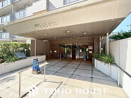エントランスへと続くゆとりあるアプローチと、視覚的な開放感を備えた外観設計。敷地内の植栽や共有スペースもすっきりと整備されており、居住者や訪れる人々を落ち着いた雰囲気で迎え入れます。