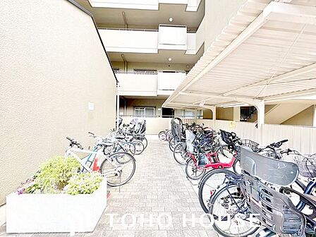 広さがしっかり確保された敷地内駐輪場。住まう方々に不便を感じさせないような、配慮が垣間見えます