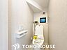 トイレ：ホワイトを基調とした、清潔感あふれるシンプルなトイレ空間。限られたスペースながらも、お手入れのしやすい床材やクロスが採用されており、日々の掃除がスムーズに行える機能的な造りに仕上がっています。