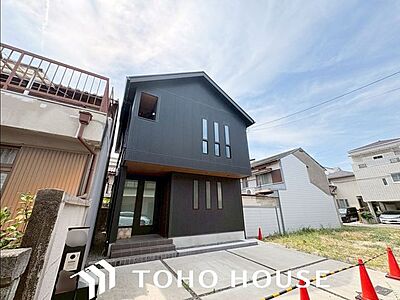 外観：陽光を効率よく取り込めるよう、窓の配置や建物の形状に配慮された設計。外からの視線を適度に遮りながらも、室内に明るい光と心地よい風を届ける工夫が外観デザインからも見て取れます。
