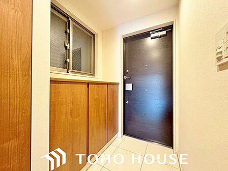 段差を抑えたフラットな設計が特徴的な、機能性の高いマンションの玄関内。備え付けのシューズボックスにより限られた空間を有効活用でき、常に清潔感のあるスッキリとした状態をキープしやすい設計です。
