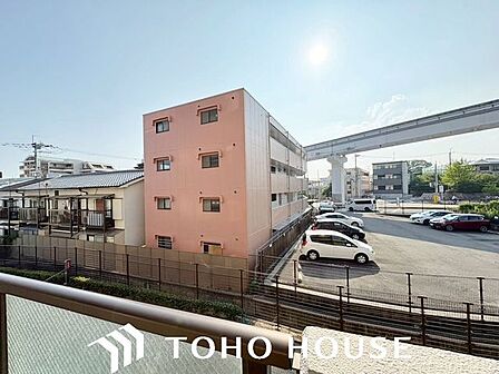 前面に極端な遮蔽物がなく、程よい開放感を確保した窓からの眺望。外からの視線が直接気になりにくい配置(または距離感)が保たれており、室内にいながら周囲の落ち着いた住環境を確認できる安心の景色です。